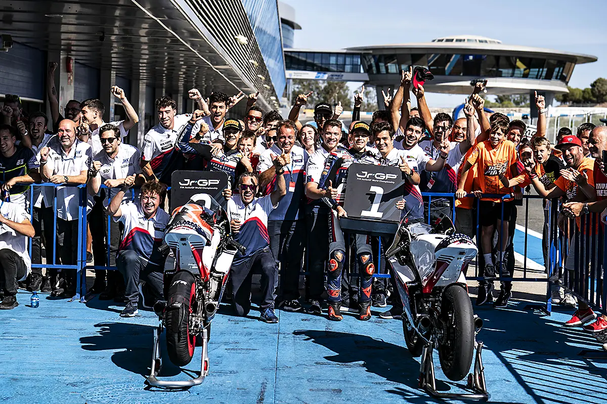 El team SeventyTwo Motorsports Artbox en lo más alto del podio en el circuito de Jerez-Ángel Nieto