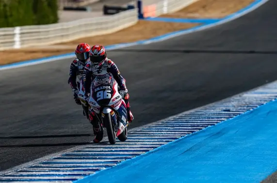 El team SeventyTwo Motorsports Artbox en lo más alto del podio en el circuito de Jerez-Ángel Nieto