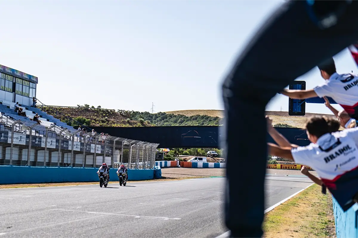 El team SeventyTwo Motorsports Artbox en lo más alto del podio en el circuito de Jerez-Ángel Nieto