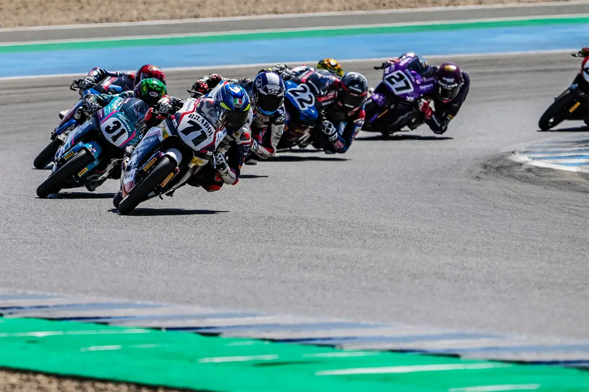 El team SeventyTwo Motorsports Artbox en lo más alto del podio en el circuito de Jerez-Ángel Nieto