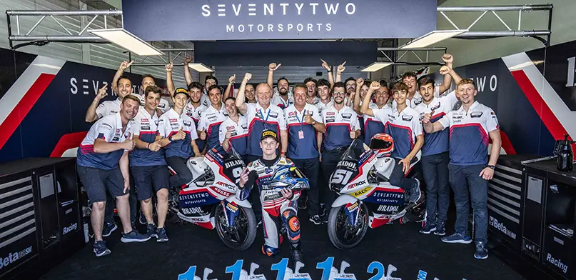 El team SeventyTwo Motorsports Artbox en lo más alto del podio en el circuito de Jerez-Ángel Nieto